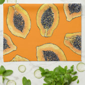 Papaya-Scheiben auf Orange Geschirrtuch (Gefaltet)