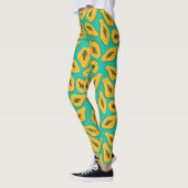 Papaya-Scheiben auf Türkis Leggings (Links)
