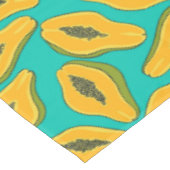 Papaya-Scheiben auf Türkis Tischdecke (Schrägansicht)