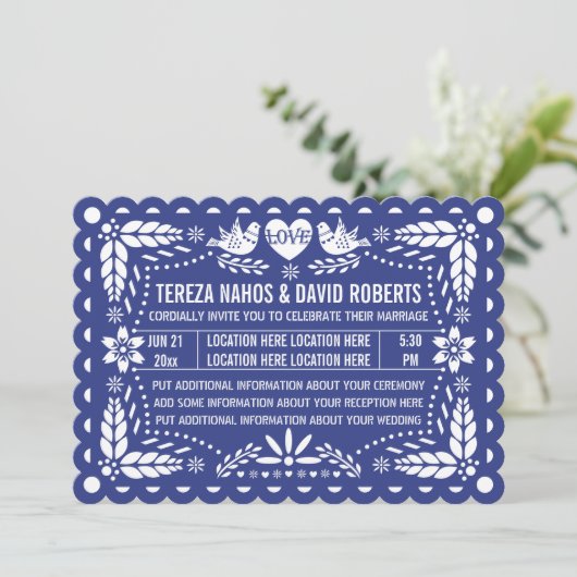 Papel picado liebt Vögel dunkelblaue Fiesta Einladung (Stehend Vorderseite)