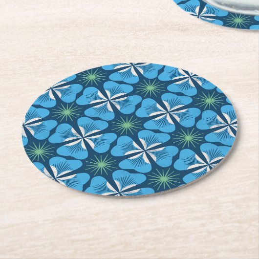 Paper Coaster in bright blue clover geometric Runder Pappuntersetzer (Angewinkelt)