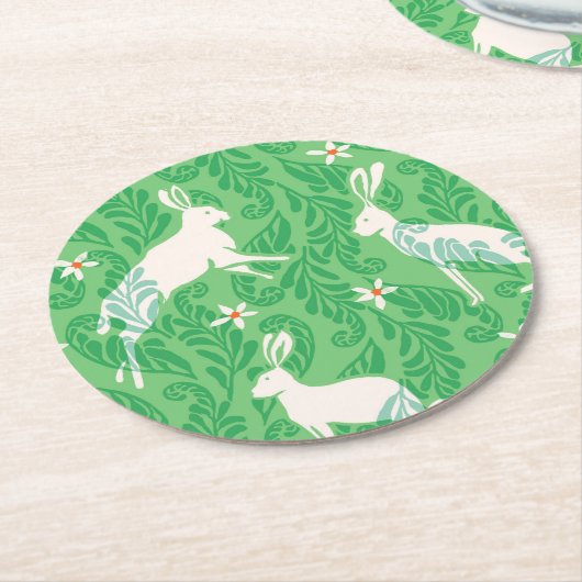 Paper Coaster in spring green rabbits and ferns Runder Pappuntersetzer (Angewinkelt)
