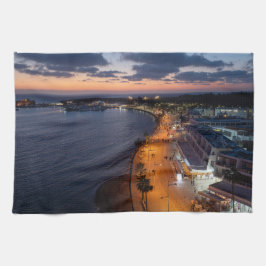 Paphos direkt am Meer und Hafen nachts Geschirrtuch