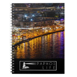 Paphos-Küste in der Nacht, Aussicht auf die Drohne Notizblock