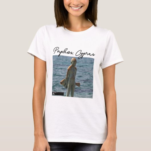Paphos Statue Boy and Fish, Unterschrift T-Shirt (Vorderseite)