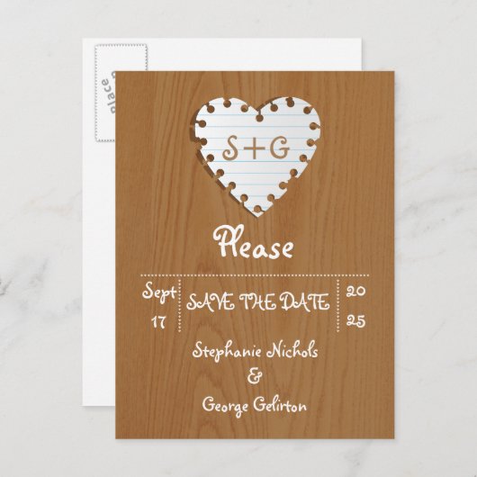 Papier Herz auf Holz Hochzeit Speichern Sie das Da Ankündigungspostkarte (Vorne/Hinten)