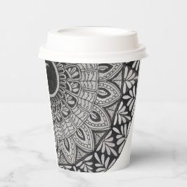 Papierbecher mit monochromer Mandala-Kunst