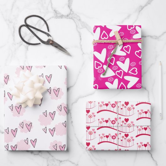 Papierblätter umhüllen Valentinins rosa rote Herze Geschenkpapier Set (Vorderseite)
