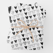 Papierblätter umhüllen Valentinins schwarze Herzen Geschenkpapier Set (Beispiel)