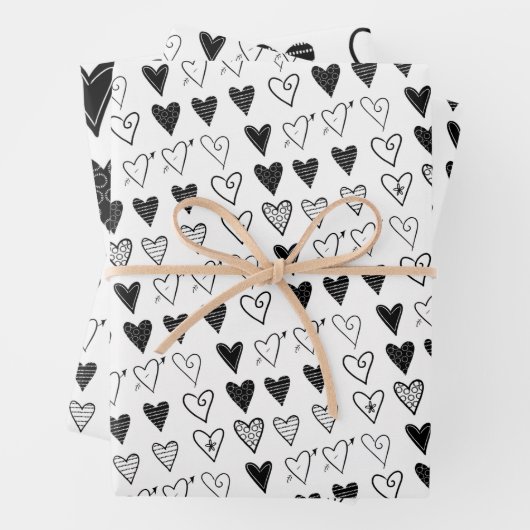 Papierblätter umhüllen Valentinins schwarze Herzen Geschenkpapier Set (Beispiel)