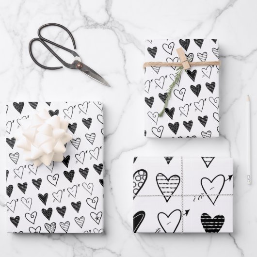 Papierblätter umhüllen Valentinins schwarze Herzen Geschenkpapier Set (Vorderseite)