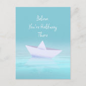 Papierboot auf blauem Ozean Postkarte (Vorderseite)