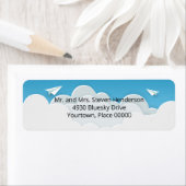 Papierflugzeug in der Rücksendeadresse Wolken (Insitu)