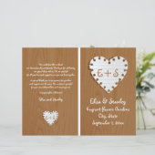 Papierherz auf gefaltetem Holz Hochzeitsprogramm (Stehend Vorderseite)