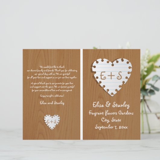 Papierherz auf gefaltetem Holz Hochzeitsprogramm (Stehend Vorderseite)