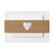 Papierherz auf Holz mit Monogramm Hochzeit