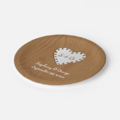 Papierherz auf Holz mit Monogramm Hochzeit Pappteller (Schrägansicht)