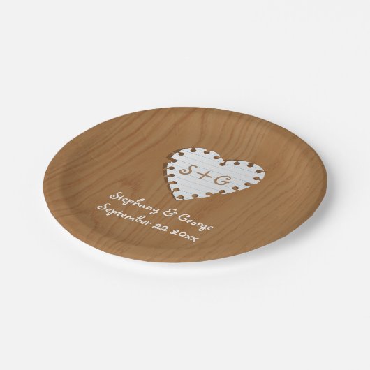 Papierherz auf Holz mit Monogramm Hochzeit Pappteller (Schrägansicht)