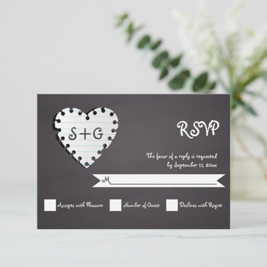 Papierherz auf Kalkboard & Monogramm Hochzeit RSVP (Stehend Vorderseite)
