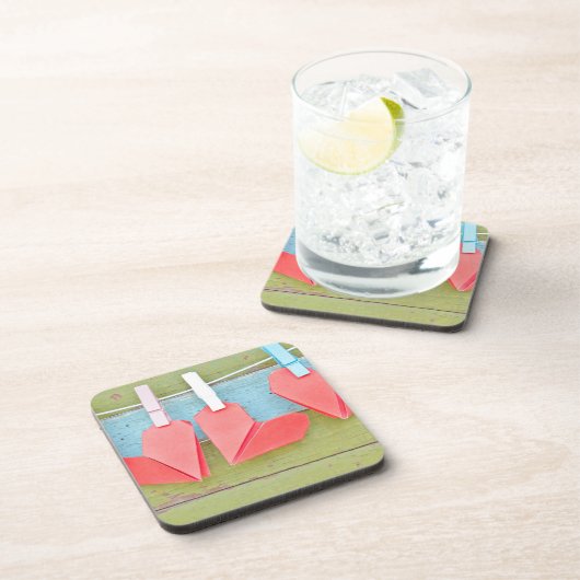 Papierherz, das an der Wäscheleine hängt Getränkeuntersetzer (Rechte Seite)