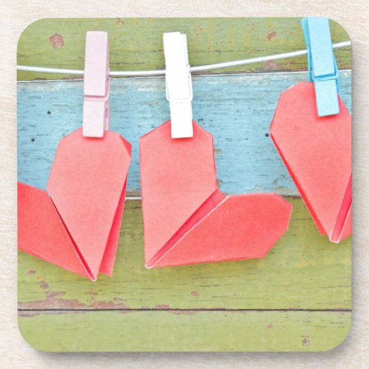 Papierherz, das an der Wäscheleine hängt Getränkeuntersetzer (Vorderseite)