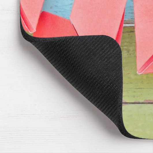 Papierherz, das an der Wäscheleine hängt Mousepad (Ecke)