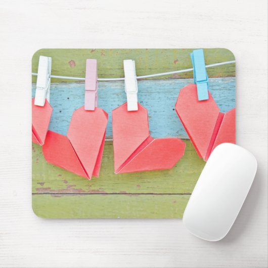 Papierherz, das an der Wäscheleine hängt Mousepad (Mit Mouse)