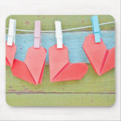 Papierherz, das an der Wäscheleine hängt Mousepad (Vorne)