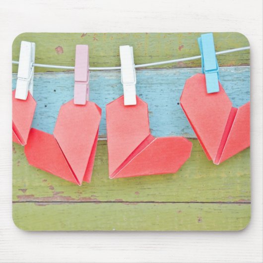 Papierherz, das an der Wäscheleine hängt Mousepad (Vorne)