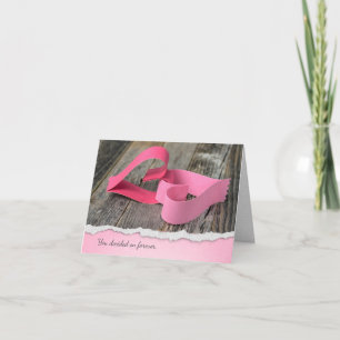 Papierherzen mit zerrissenem Rand zum Jahrestag Einladung