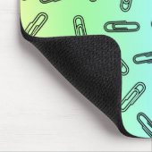 Papierklammern über Regenbogen Mousepad (Ecke)