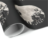 Papiermond hinter schwarzen Blätter Geschenkpapier (Rolleneckpunkt)