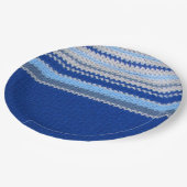 Papierplatte - Häkelmuster in blauen Streifen Pappteller (Schrägansicht)