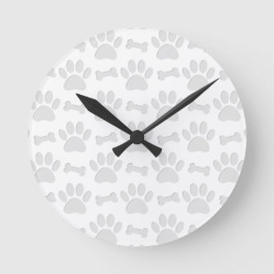 Papierschnitt von Hundeschleifen und Knochenmuster Runde Wanduhr