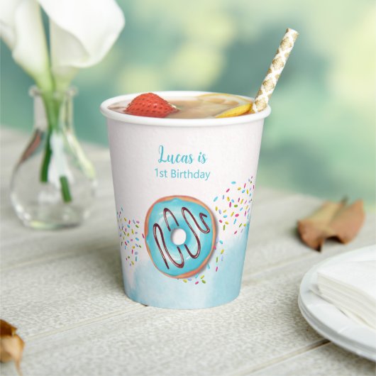 Papiertasse zum ersten Geburtstag. Pappbecher (In Situ)