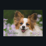 Papillon Dog Niedlich Romantic Potrait Foto - Will Fußmatte<br><div class="desc">Ein weißer und roter Papillon Hund,  der auf einer Wiese sitzt,  umgeben von Cuckooflower. Der Papillon ist eine warme,  freundliche und sehr kluge Spielzeugrasse. Ein kleines,  wunderschönes Foto von Katho Menden,  dieser Türmatte Willkommen ist eine bezaubernde Geschenkidee für Hundefreunde.</div>