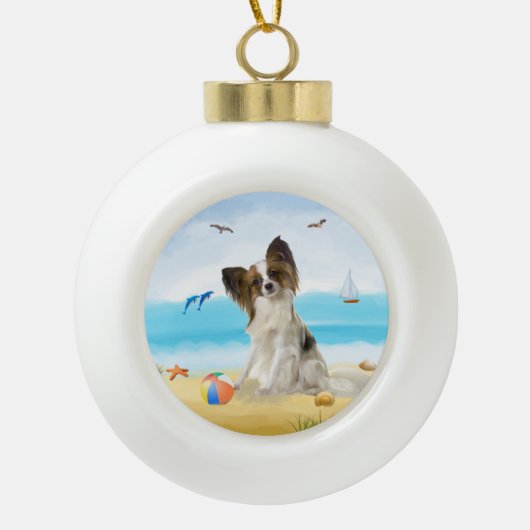 Papillon Dog on Beach Keramik Kugel-Ornament (Vorderseite)