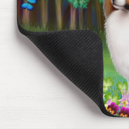 Papillon Hund im Garten Mousepad (Ecke)