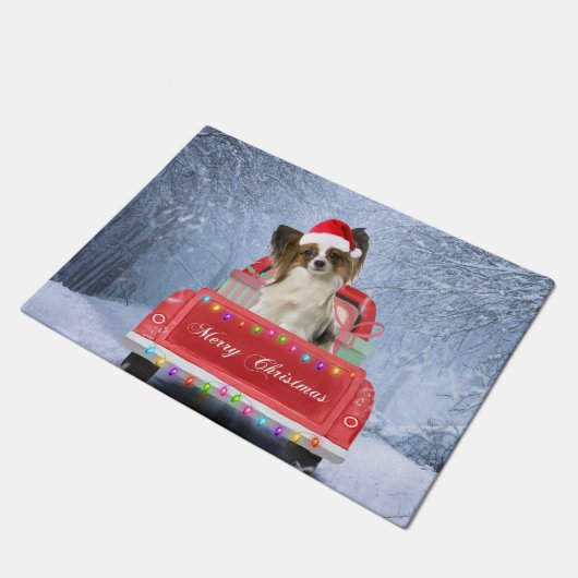Papillon Hund im Schnee sitzen im Weihnachtswagen Fußmatte (Schrägansicht)