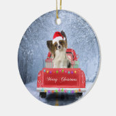 Papillon Hund im Schnee sitzen im Weihnachtswagen Keramik Ornament (Links)