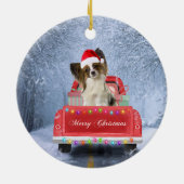Papillon Hund im Schnee sitzen im Weihnachtswagen Keramik Ornament (Hinten)