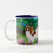 Papillon Hund in der Garten-Tasse Zweifarbige Tasse (Links)