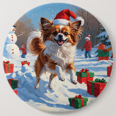 Papillon Hund läuft im Schnee mit Weihnachtshut Button (Vorderseite)