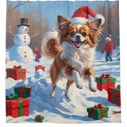 Papillon Hund läuft im Schnee mit Weihnachtshut Duschvorhang (Vorderseite)