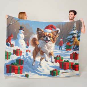 Papillon Hund läuft im Schnee mit Weihnachtshut Fleecedecke