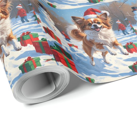 Papillon Hund läuft im Schnee mit Weihnachtshut Geschenkpapier (Rolleneckpunkt)