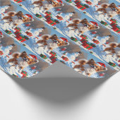 Papillon Hund läuft im Schnee mit Weihnachtshut Geschenkpapier (Ecke)