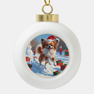 Papillon Hund läuft im Schnee mit Weihnachtshut Keramik Kugel-Ornament
