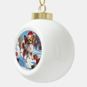 Papillon Hund läuft im Schnee mit Weihnachtshut Keramik Kugel-Ornament (Rechts)