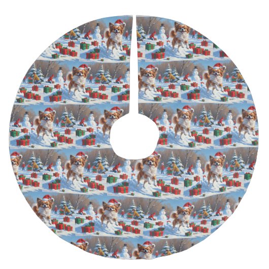 Papillon Hund läuft im Schnee mit Weihnachtshut Polyester Weihnachtsbaumdecke (Vorderseite)
